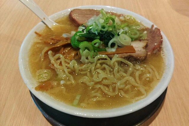 東京・桜上水「桜上水 船越」塩中華そば（950円）　今年1月にオープンするや、瞬く間に行列をつくる人気店に。濃厚な塩スープながら、重すぎないバランスで最後まで楽しめる一品。ボリュームたっぷりのワンタンメン 塩（1200円）もオススメ