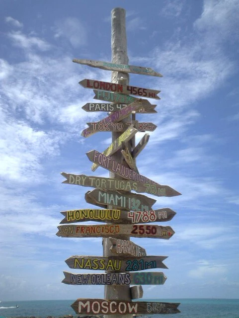 キーウェストのビーチには各地への道標が