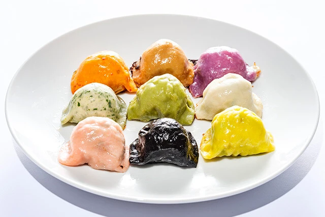 12位／神戸の創作餃子専門店　大鳳餃子「マカロン餃子」9個（1980円）ポテト、チーズ、梅、ゆず、たけのこ、キムチ、いかすみ、しそ、牛すじと9つの味が色別に包まれたカラフルな一品。何もつけずに食べるのがオススメ