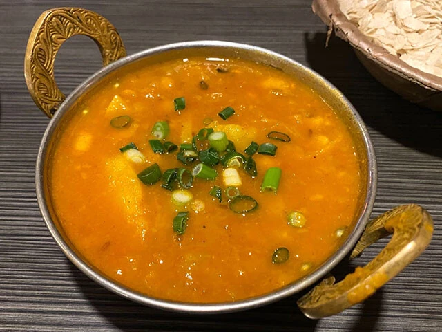 インドやネパールで使われている食器「カダイ」に盛られたカレー