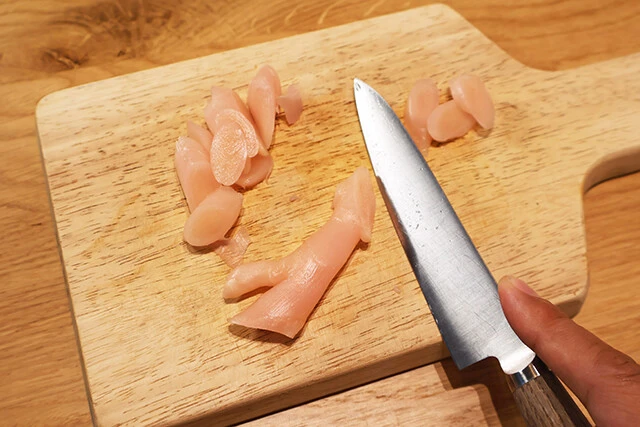 （１）スライス！　岩下の新生姜を薄くスライスし、水気を軽く切る。目安としては1本分。最初からスライスされているものを用意してもOK。お好みで新生姜を増量して刺激アップもオススメ！