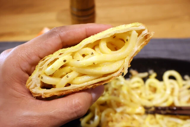 (5)カスタム! (1)で余ったパイの抜け殻はそのまま食べてもベーコンポテトの面影を感じられてウマいが、完成した麺を詰め込んで食べるのもウマい。カルボナーラパイの商品化を切望する!