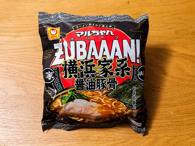 ZUBAAAN! 横浜家系醤油豚骨（東洋水産）　144円　「ZUBAAAN!…」は王道家などを思わせるしょっぱめの仕上がり。どちらもホウレンソウやネギを追加し、スープに浸したのりをライスで迎撃したい