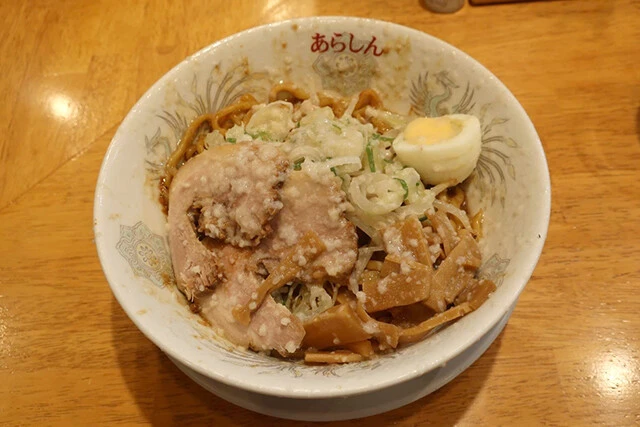 大量の背脂と濃厚な醤油ダレをモチモチ麺で味わう「ラーメンあらしん」の「油そば」