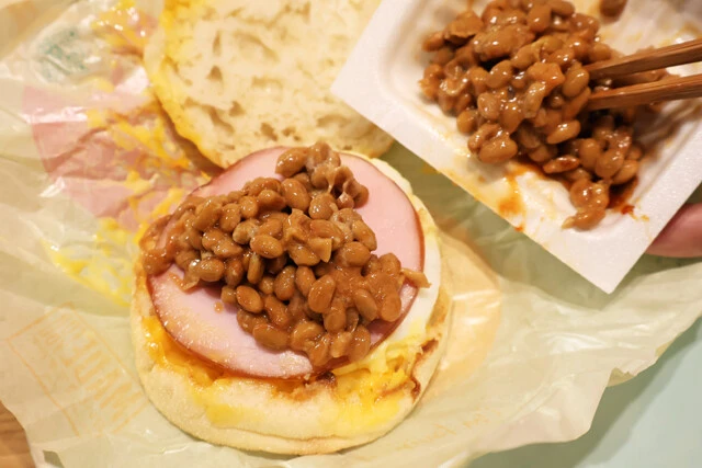 (2)のせる! エッグマックマフィンを解体し、(1)をベーコンの上にたっぷりとのせる。エッグマックマフィンをレンチンする際はチーズが溶けやすく、卵が爆発する場合もあるので要注意