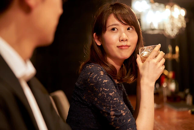 定番の出会いの場所・きっかけが上位を占めたが、バーで出会ったというケースも