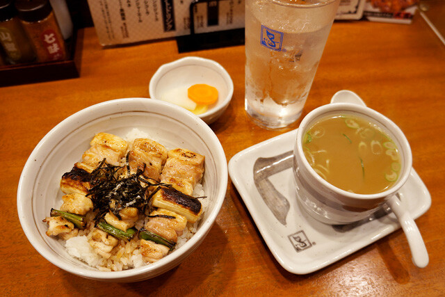「大吉丼」（638円）「鳥スープ」（220円）