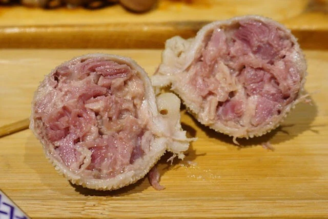 「ラムの胃袋で包んだ肉団子」の断面映え！