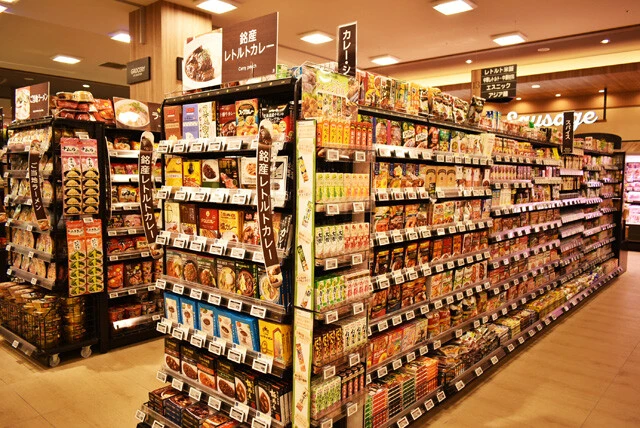「レトルトカレー」「名店レトルトカレー」「銘産レトルトカレー」などコーナーが細分化されているスーパーマーケット(画像提供:ライフ)