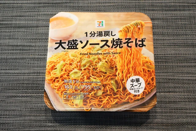 1分湯戻し 大盛ソース焼そば　製造：東洋水産　価格：170円　評価：★★★☆☆　待ち時間1分で130gの麺を食える究極の野郎メシ！　具は少なめだがスープ付き。味は割とあっさり系なので追いこしょう＆マヨネーズがイチオシ！