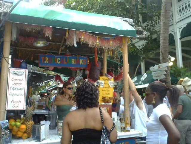 キューバやジャマイカみたいな印象の街中