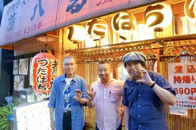 梅津さんとお邪魔したのは、同じく煮込みの名店として知られる大森の「蔦八」(東京都大田区大森北1-35-8)。写真中央は、「蔦八」のオーナー、土屋一史さん
