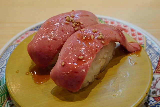 三陸工房 すノ家（岩手）エイ肝／ほとんどのネタが110円という庶民派チェーンながら、ネタは三陸の海の幸がずらり。このエイ肝は330円だが、食べてびっくり。要するにレバ刺し