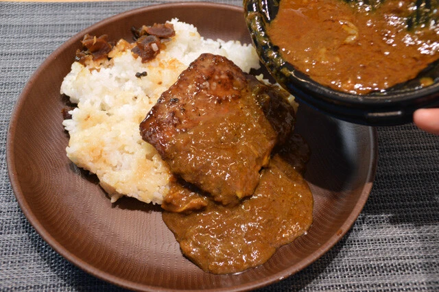 (4)かける! (2)でディップし終えたカレーは(1)の上にすべてぶっかけよう。和牛のうまみが炸裂する絶品黒毛和牛カレーの完成だ。黒毛和牛パティとカレーとライスの最強トリオを堪能せよ!