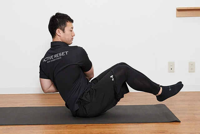 ②手のひらを合わせて体をひねる