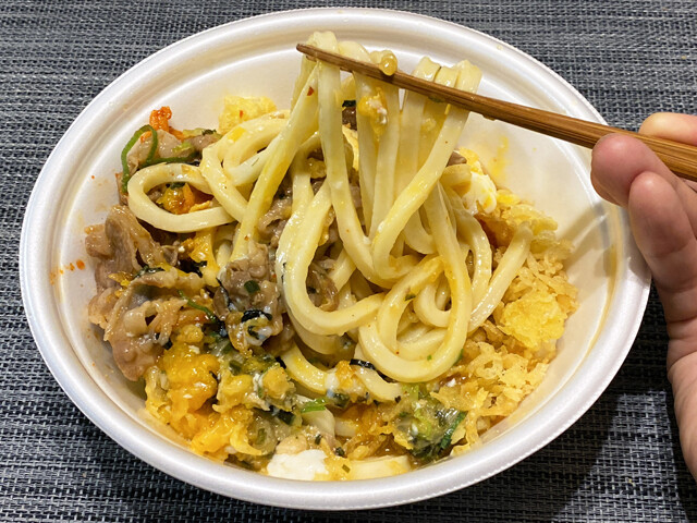 （４）混ぜる！　あとはよくかき混ぜて食べるだけ。台湾風牛めしのタレや具材と丸亀製麺のつゆが完璧にマッチ。ボリュームも満点！　辛口にしたい場合は花椒や食べるラー油をかけてもよい