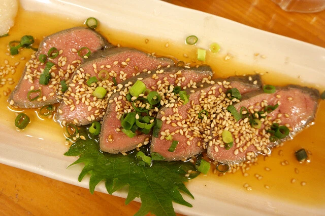 「牛レバトロ刺」(690円)