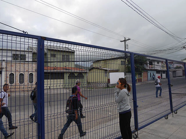 旅人ついに牢屋に！？ではなくホンデュラスの治安が危険すぎて、鉄柵に守られたバス停併設宿から外に出れない