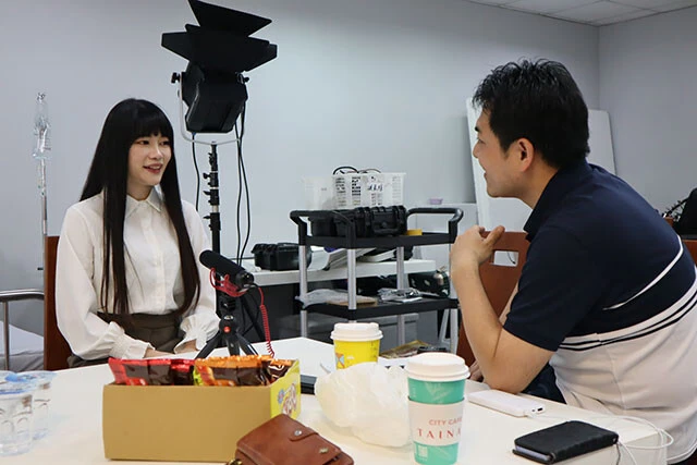 筆者の取材に応じる昀希(ユンシー)さん(左)。黒髪の一見地味な雰囲気の女性だが、「痴女プレイが大好き」と語る