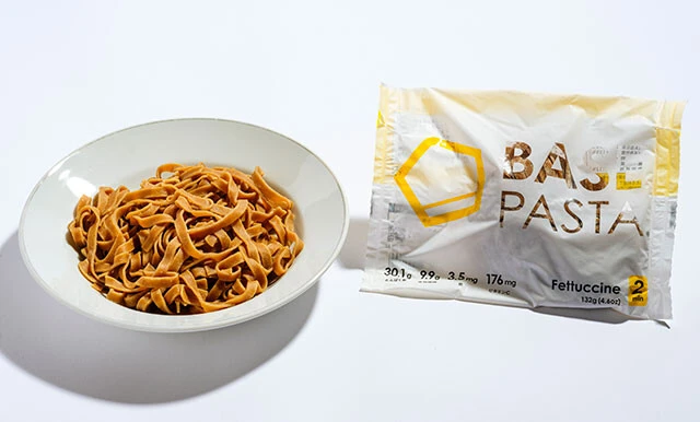 （8）ベースパスタ　アジアン（ベースフード）378円／焼きそばにも代用できるパスタ麺。「かなり濃い味つけが合いそう」（クック氏）