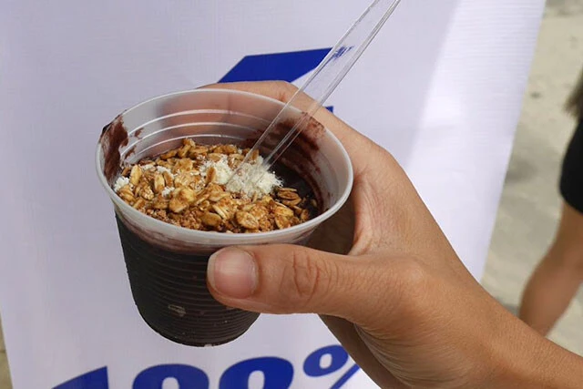 シリアルなどをトッピング