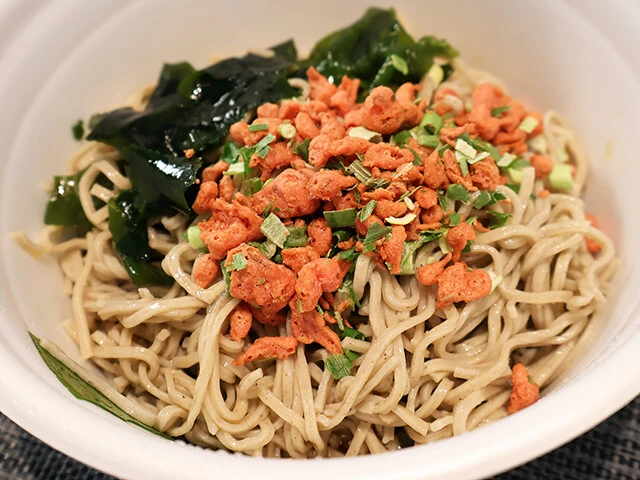 ノンフライそばが激ウマな富士そばカップ麺の冷やしバージョンが登場! 冷やすことで、喉越しもコシも大幅に向上。カップ麺はここまで進化したかと感動できる逸品です!