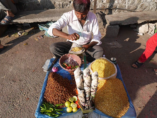 ライスパフやラーメンスナック、野菜、豆、スパイス、レモン汁などを混ぜる