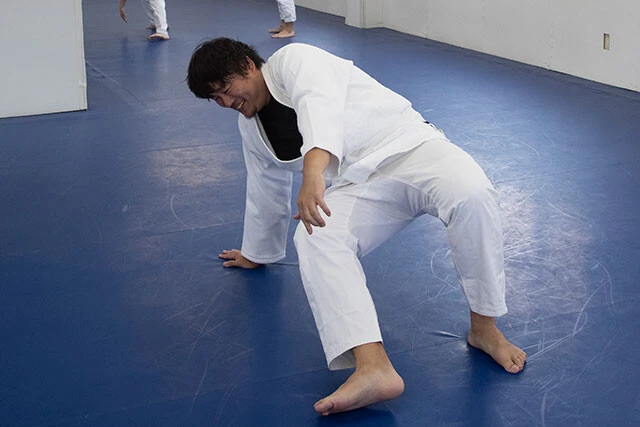 【2】受け身などの基本動作　前転、後転、エビ、ゴリラなどの基本動作から、前回りの受け身、後ろ受け身からの起き上がりなどを行なう
