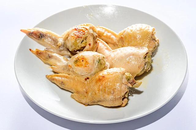 1位/須田本店「手羽先餃子」10個(2480円)国産手羽先の中に野菜がふんだんに入ったあんが詰め込まれており、ひと口噛むだけでも肉汁があふれ出る。プリッとした鶏皮がたまらない!