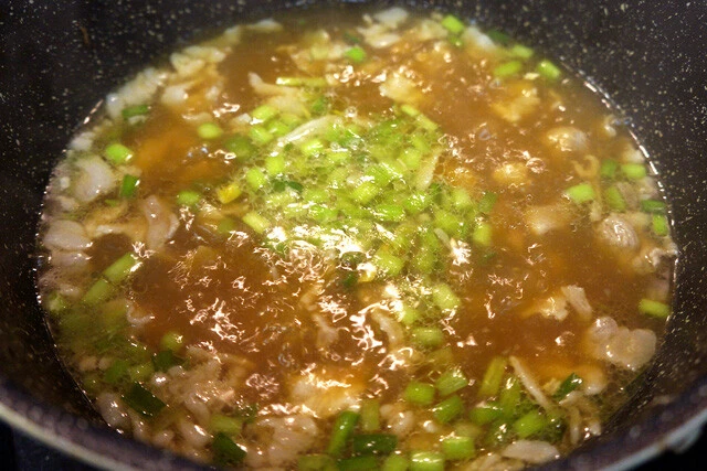 粉末スープを加えて