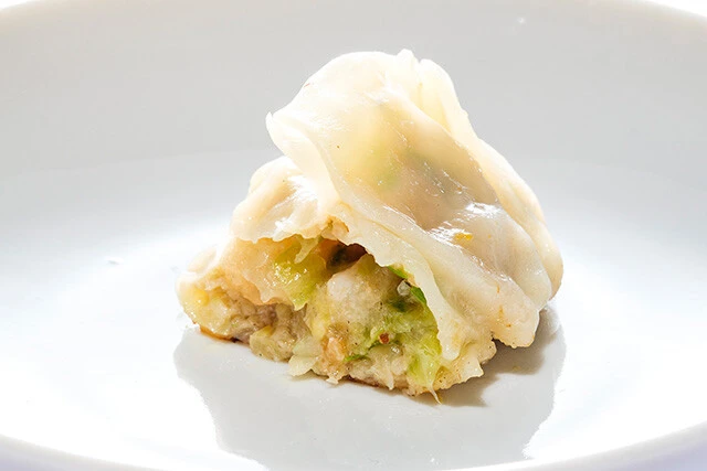 8位/冷凍グルメ工房餃子花伝「聖護院かぶガーリック バターステーキ餃子」5個(650円)京野菜の聖護院かぶをガーリックバターで焼き上げ、皮で包んだ異色の品。甘くトロトロになっているかぶとほのかに香るエビは一食の価値あり!