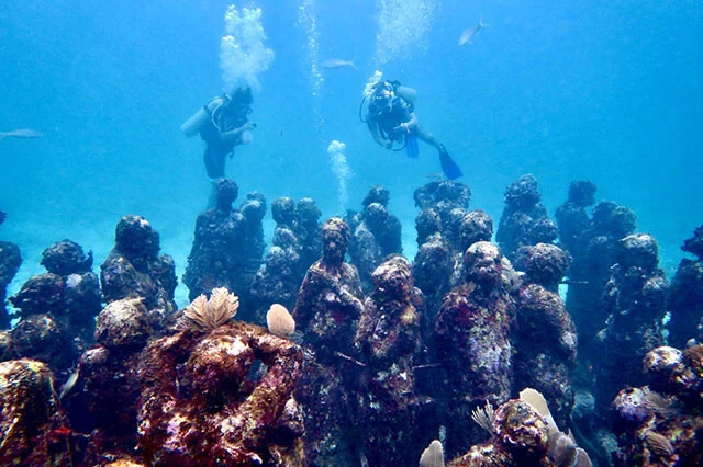 海底美術館に沈む彫像群