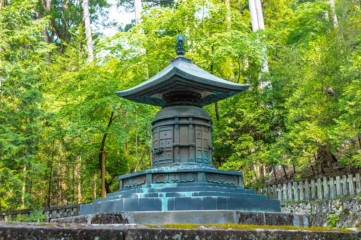 日光東照宮にある徳川家康の墓所「奥社宝塔」。その近くには「人の一生は重荷を負うて遠き道を行くが如し　急ぐべからず」という御遺訓の立て札がある（写真／時事通信社）