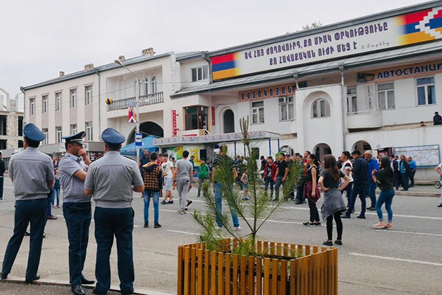 首都ステパナケルトの街中に団結を訴える横断幕