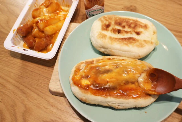 (1)塗る! チーズナンとチーズトッポギをレンチンで温めたら、チーズトッポギのソースをチーズナンの裏面にのばすように塗る。辛さを増したい場合はここでタバスコを足してもよい