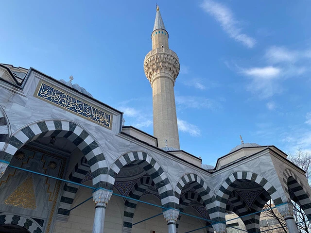 礼拝所の入り口から見えるのは青空へのびるミナレット