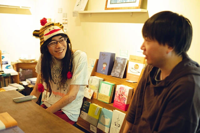 個性的な屋良さんと、奇を衒（てら）うのが好きじゃない小室さん。ちなみに屋良さんは、頭が寒いため毎日被り物を着用しているそう