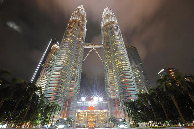 マレーシア・クアラルンプールの名所「ペトロナスツインタワー」