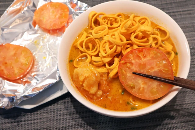 (3)仕上げ! (2)の上に暴君ハバネロ1袋とエビチリ1パックをぶっかけ、さらに(1)を添えたら完成。暴君ハバネロはファミマPBのものが特に合う。エビチリのソースは全量入れなくてもOKだ