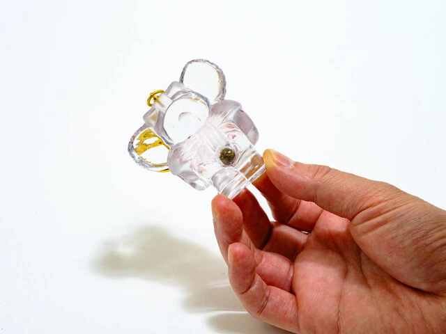 「ベルリンの壁」や「青函トンネルの石」、「コアラのふん」のような固体の現物系はクリア容器に収納