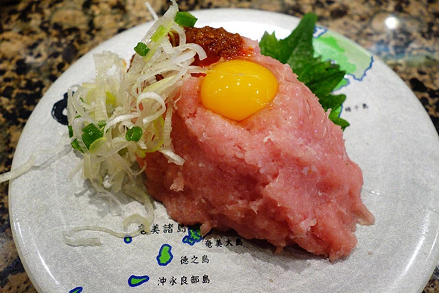 廻る寿司めっけもん（鹿児島）ネギトロ桜島／桜島をかたどったネギトロの上に、火口をイメージしたウズラの黄身。「ドルフィンポート店の窓からは本物の桜島が見えます」（BUBBLE-Bさん）