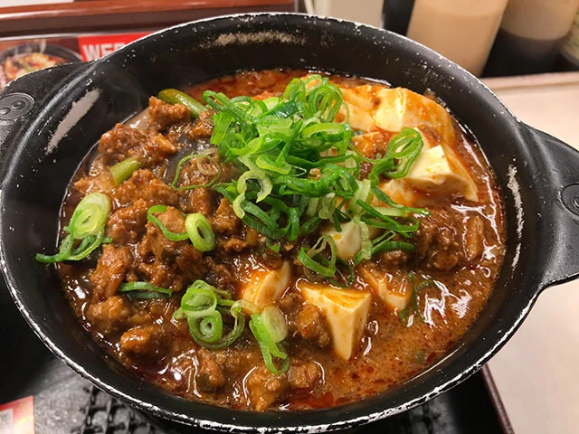 松屋「四川風麻婆鍋膳」2019年1月。ナスも入って、シビ辛の本格スタイルに。病みつきになった