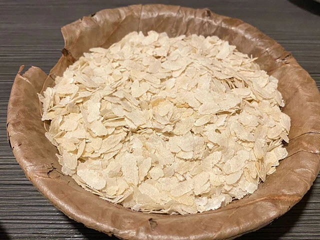 葉っぱの器に盛られた干し飯「チウラ」