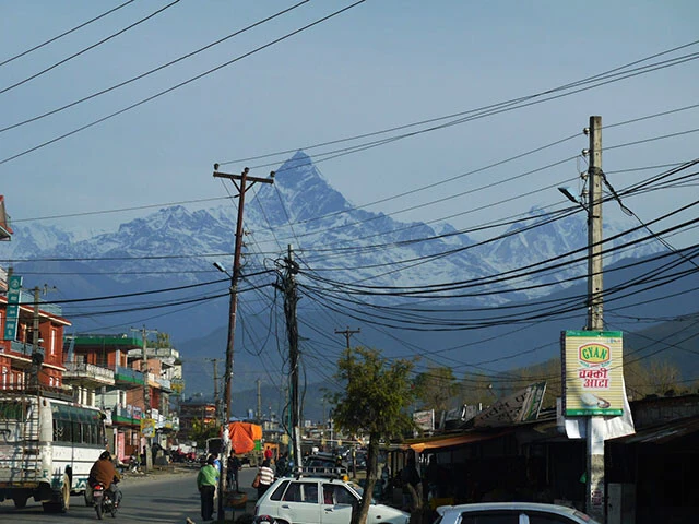 ネパールの旅でバスの車窓から見たアンナプルナ連峰