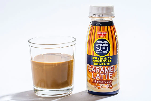 (30)完全メシ キャラメルラテ(日清食品)298円/エスプレッソのコクがさえたキャラメルラテ。「氷を入れて飲むと気分が上がりそう」(クック氏)