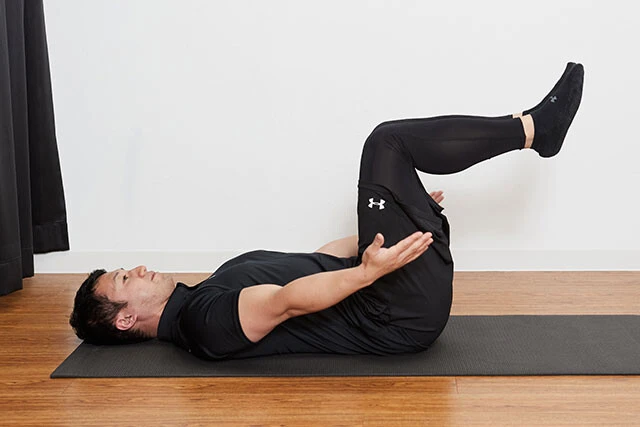 ①あおむけに寝て、脚と膝を90度に曲げ、浮かせる。手のひらは上向きにする