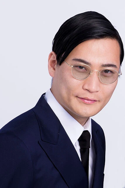 淡路幸誠とのコンビ「きつね」のメンバー。趣味は美容で芸人界随一のサプリ好き。レギュラーに『有吉の壁』(日本テレビ系)など