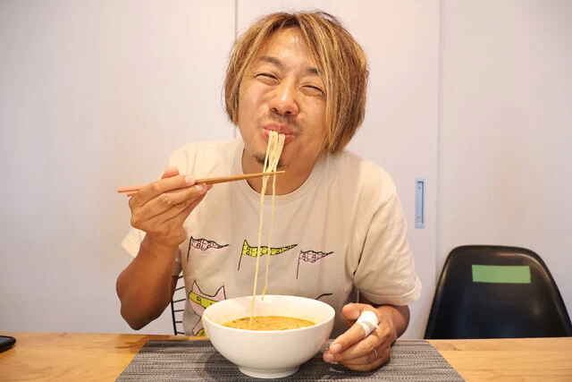 (1)食べる! 「一風堂トムヤムクン豚骨ヌードル」を手順どおり作り、スープを残すことを意識して麺だけを食べる。すぐにペヤン・ミーを作らない場合は余ったスープを冷蔵庫で保存しよう