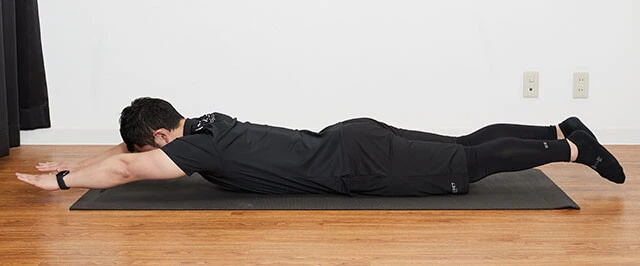 ②平泳ぎの要領で手を前に出す