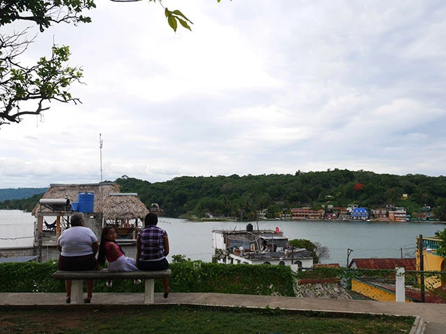 湖の周りは地元民や観光客の憩いの場